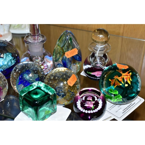 555 - A GROUP OF GLASS SCENT BOTTLES AND PAPERWEIGHTS, to include Caithness 'Fuchsia' perfume bottle, heig... 