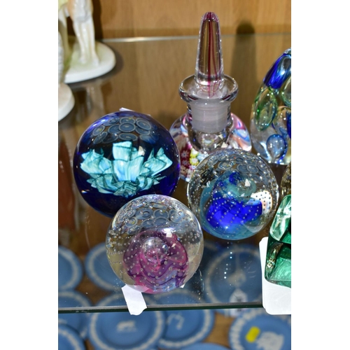 555 - A GROUP OF GLASS SCENT BOTTLES AND PAPERWEIGHTS, to include Caithness 'Fuchsia' perfume bottle, heig... 