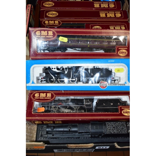 611 - A QUANTITY OF BOXED 00 GAUGE MODEL RAILWAY ITEMS, to include boxed Airfix Class 4F locomotive, No 44... 