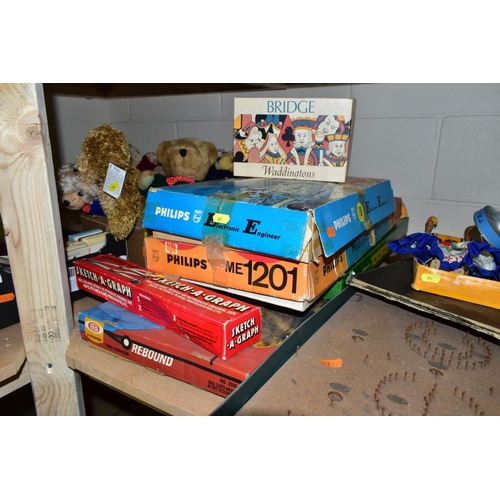 614 - A QUANTITY OF ASSORTED BOARD GAMES AND PUZZLES etc, to include Victory 'Mastermind', Ideal 'Rebard',... 