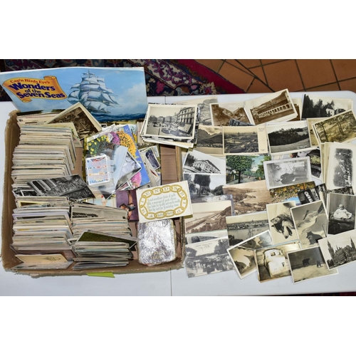 626 - POSTCARDS,  a collection of approximately one thousand postcards in one box, together with a small c... 