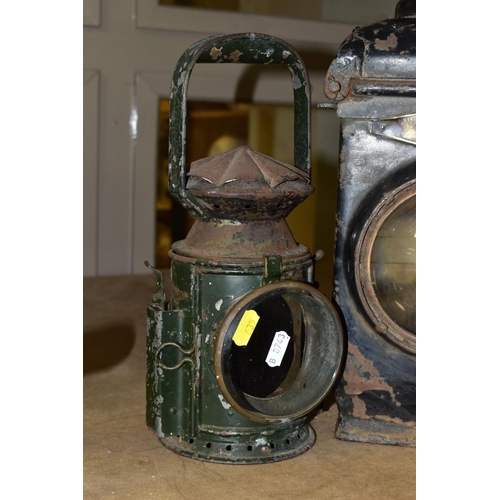 635 - AN ADLAKE NO. 55 RAILWAY LAMP, black painted body with clear bulls eye lens, complete with lift out ... 