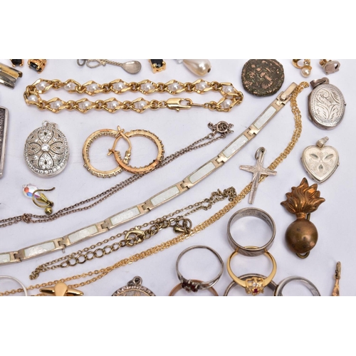 69 - A BAG OF ASSORTED JEWELLERY, to include a 9ct white gold textured band, hallmarked 9ct gold London, ... 