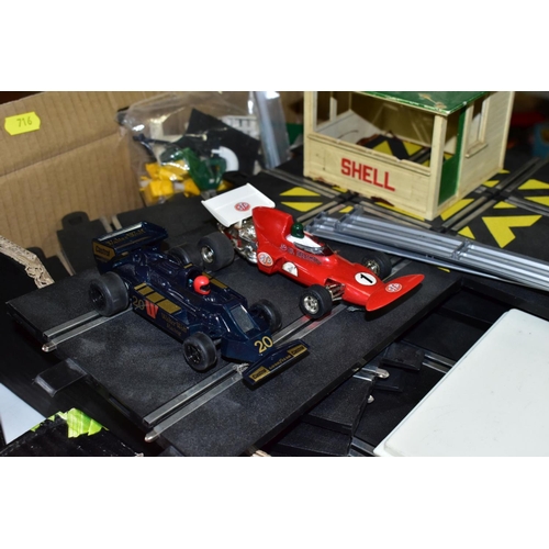 716 - A QUANTITY OF UNBOXED AND ASSORTED SCALEXTRIC ITEMS, to include Wolf F1 Racing car, No C133, March F... 