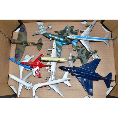 723 - A QUANTITY OF ASSORTED BOXED AND UNBOXED AIRCRAFT MODELS, to include boxed Corgi toys Boeing 747 in ... 