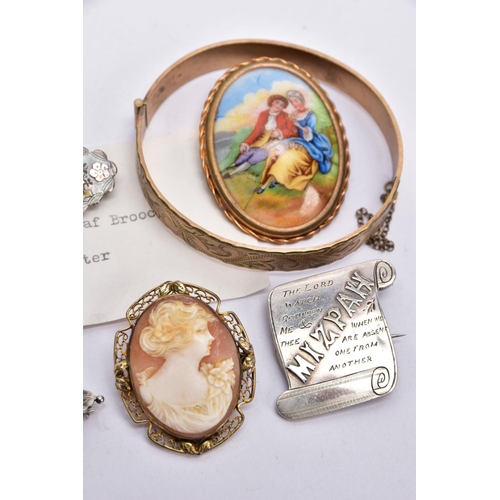 75 - A BAG OF ASSORTED JEWELLERY ITEMS, to include a silver sweetheart brooch depicting a basket with flo... 