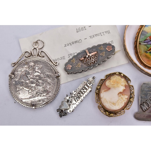 75 - A BAG OF ASSORTED JEWELLERY ITEMS, to include a silver sweetheart brooch depicting a basket with flo... 