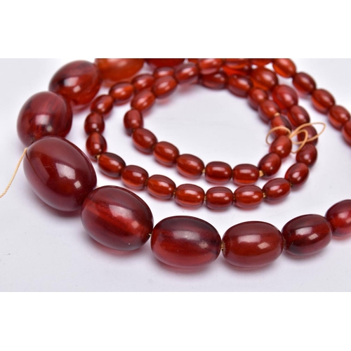 86 - A CHERRY AMBER STYLE BAKERLITE BEADED NECKLACE, graduated beads, largest bead measuring 28.4mm x 20.... 