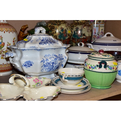 420 - A CROWN DUCAL PART DINNER SERVICE, with miscellaneous ceramics etc, the Crown Ducal dinner service c... 