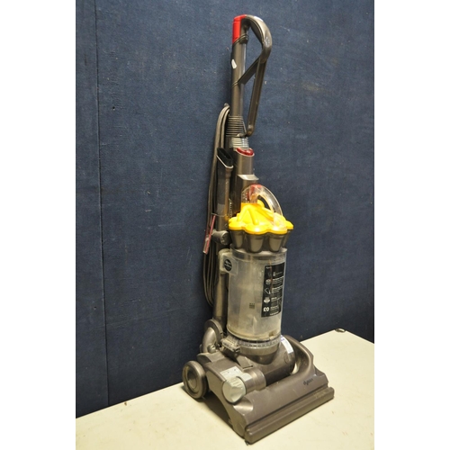 1059 - A DYSON DC33 MULTIFLOOR VACUUM CLEANER (PAT pass and working but brush bar not turning)