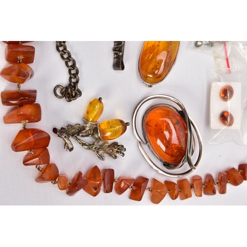 116 - A BOX OF SILVER AND WHITE METAL JEWELLERY AND AN AMBER BEAD NECKLACE, to include an engine turn desi... 