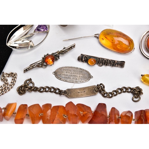 116 - A BOX OF SILVER AND WHITE METAL JEWELLERY AND AN AMBER BEAD NECKLACE, to include an engine turn desi... 