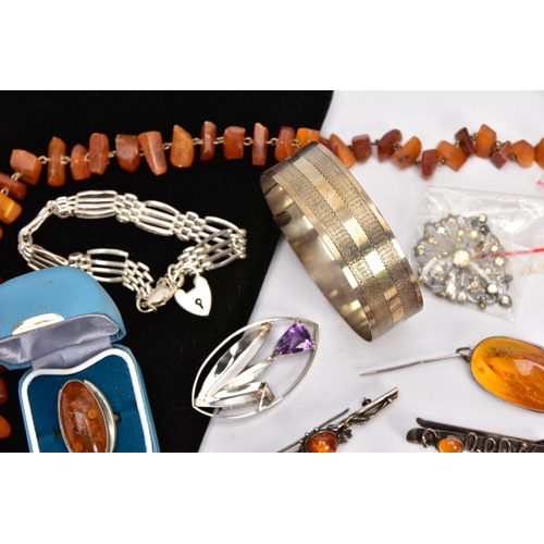 116 - A BOX OF SILVER AND WHITE METAL JEWELLERY AND AN AMBER BEAD NECKLACE, to include an engine turn desi... 