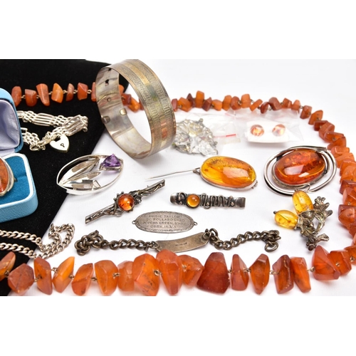 116 - A BOX OF SILVER AND WHITE METAL JEWELLERY AND AN AMBER BEAD NECKLACE, to include an engine turn desi... 