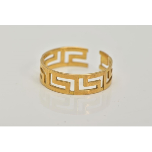 12 - AN 18CT GOLD 'GREEK KEY' RING, plain polished design, split shank, with Cypriot 18ct gold hallmark, ... 