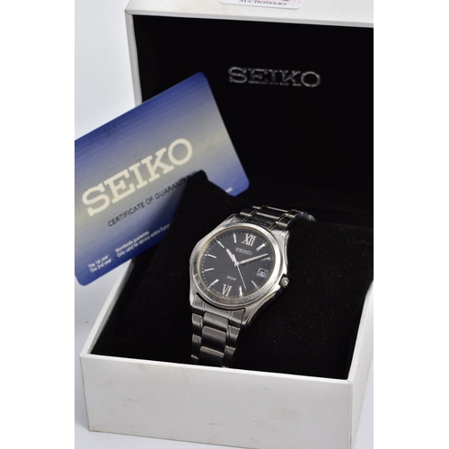 135 - A BOXED GENTS SEIKO WRISTWATCH, quartz movement, round black dial signed 'Seiko, 50M', Roman numeral... 