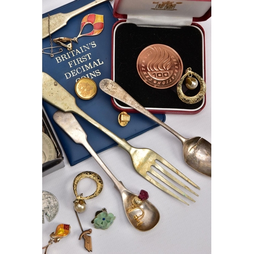 149 - A BOX OF ASSORTED ITEMS, to include an AF Georgian silver teaspoon, engraved monogram to the handle,... 