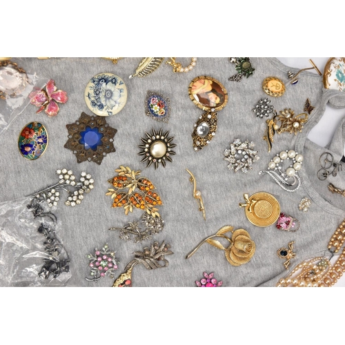 156 - A SELECTION OF MAINLY COSTUME JEWELLERY, to include a late Victorian oval memorial brooch with centr... 