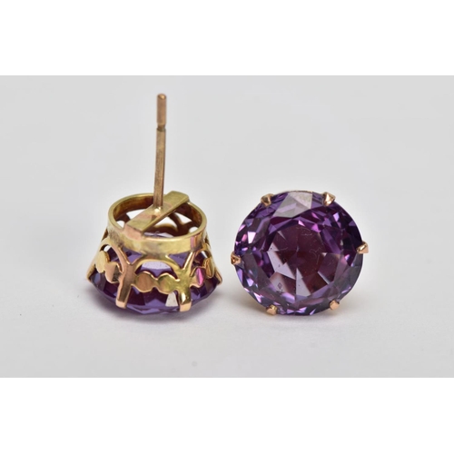 17 - A SYNTHETIC COLOUR CHANGE CORUNDUM SUITE OF JEWELLERY, to include a large pear shape pendant, pear s... 