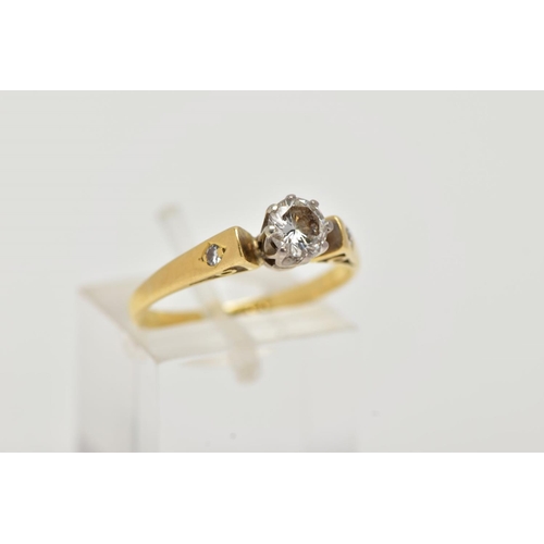 28 - A YELLOW METAL DIAMOND RING, designed with a claw set, round brilliant cut diamond, total estimated ... 