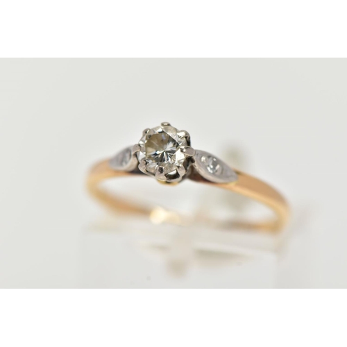 37 - A YELLOW METAL SINGLE STONE DIAMOND RING, designed with a claw set, round brilliant cut diamond, tot... 