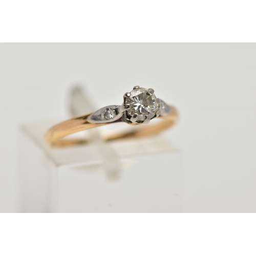 37 - A YELLOW METAL SINGLE STONE DIAMOND RING, designed with a claw set, round brilliant cut diamond, tot... 