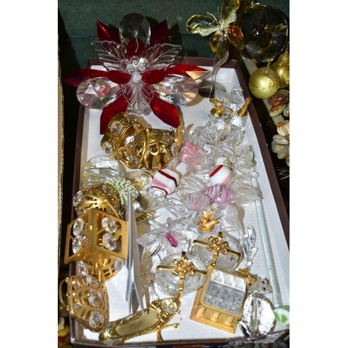 411 - A BOX AND LOOSE MINIATURE GLASS ORNAMENTS, ONYX BUNCHES OF GRAPES, etc, including Swarovski Paradise... 