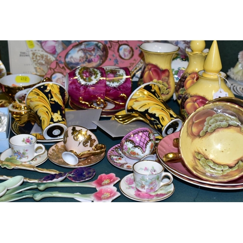 412 - A GROUP OF AYNSLEY ORCHARD GOLD, WEDGWOOD, ROSENTHAL VERSACE VANITY AND OTHER GIFTWARES AND DECORATI... 