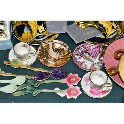 412 - A GROUP OF AYNSLEY ORCHARD GOLD, WEDGWOOD, ROSENTHAL VERSACE VANITY AND OTHER GIFTWARES AND DECORATI... 