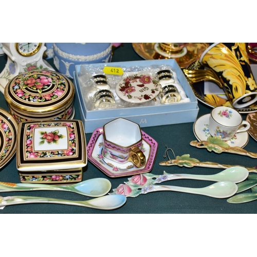 412 - A GROUP OF AYNSLEY ORCHARD GOLD, WEDGWOOD, ROSENTHAL VERSACE VANITY AND OTHER GIFTWARES AND DECORATI... 