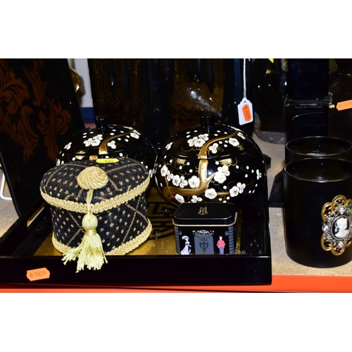 431 - A QUANTITY OF MODERN BLACK AND GILT DECORATIVE HOMEWARES, including a pair of lacquered jars and cov... 