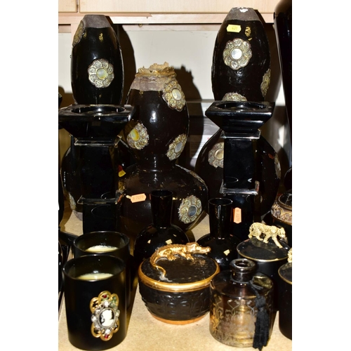 431 - A QUANTITY OF MODERN BLACK AND GILT DECORATIVE HOMEWARES, including a pair of lacquered jars and cov... 