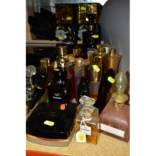 434 - A QUANTITY OF MODERN PERFUME BOTTLES, COSMETIC CONTAINERS AND OTHER DRESSING TABLE ACCESSORIES, incl... 