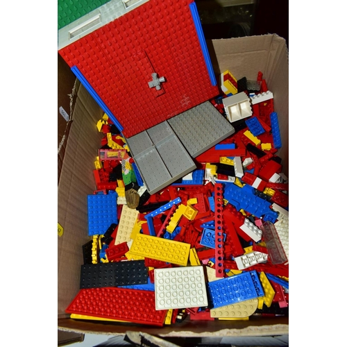 447 - A QUANTITY OF UNBOXED AND ASSORTED LEGO, mainly 1970's and 1980's era items, with a boxed 4D Citysca... 