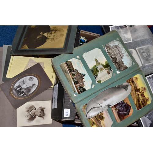 469 - EPHEMERA, a collection of several hundred AGFA/Kodak slides featuring family occasions and holidays,... 