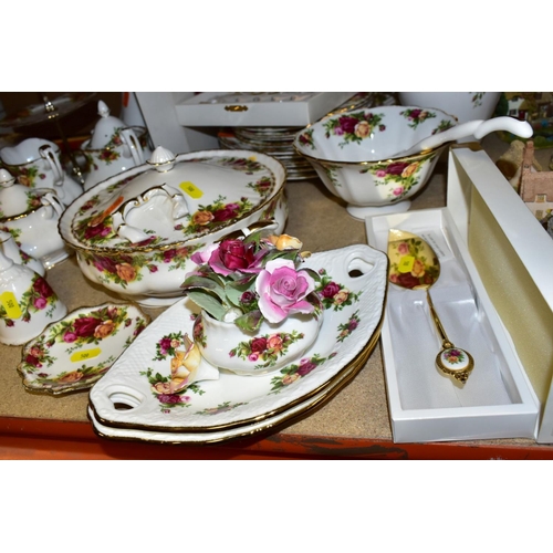 500 - ROYAL ALBERT OLD COUNTRY ROSES PART DINNER SERVICE, comprising twelve dinner plates (six are seconds... 