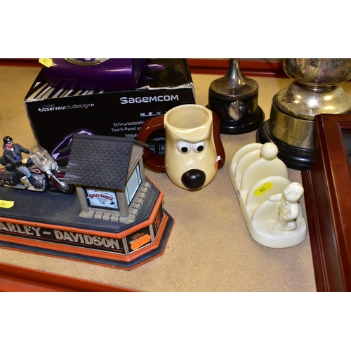 512 - SUNDRY LOOSE ITEMS, ETC, comprising a cast metal Franklin Mint Harley Davidson moneybox (sd) Sagemco... 