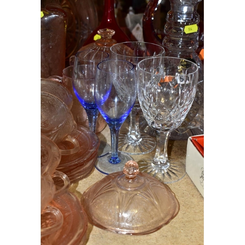 514 - A COLLECTION OF DECORATIVE AND FUNCTIONAL GLASS, ETC, to include Hazel Atlas 'Royal Lace' 1930's par... 