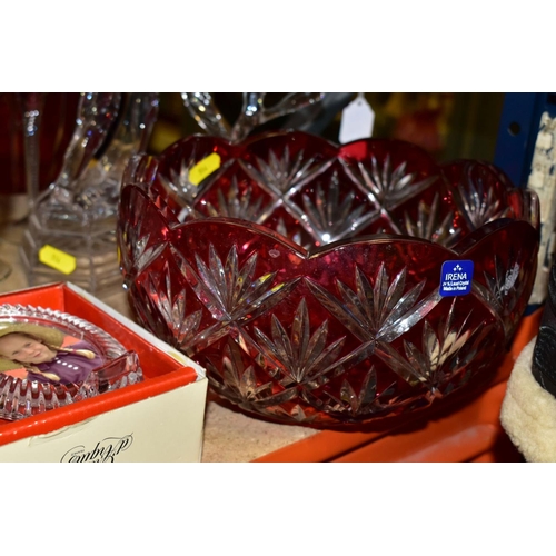 514 - A COLLECTION OF DECORATIVE AND FUNCTIONAL GLASS, ETC, to include Hazel Atlas 'Royal Lace' 1930's par... 