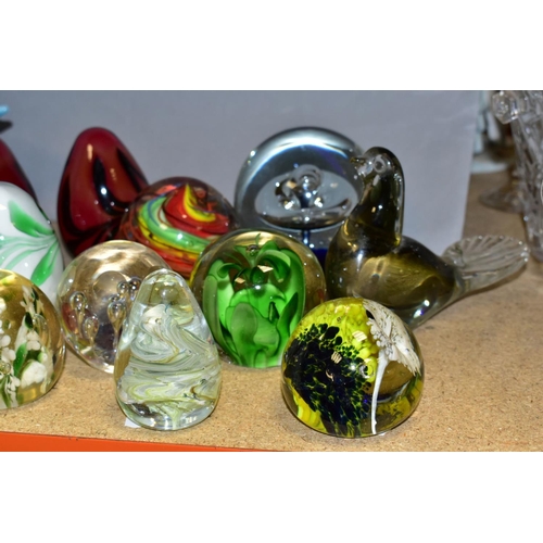 539 - SEVENTEEN VARIOUS PAPERWEIGHTS, to include a SDS Shengdao crystal etched 'Cow' paperweight, an Alum ... 