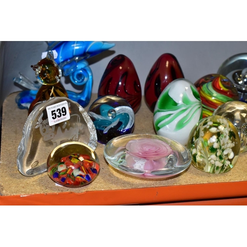 539 - SEVENTEEN VARIOUS PAPERWEIGHTS, to include a SDS Shengdao crystal etched 'Cow' paperweight, an Alum ... 