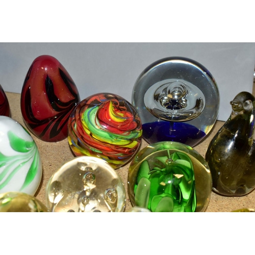 539 - SEVENTEEN VARIOUS PAPERWEIGHTS, to include a SDS Shengdao crystal etched 'Cow' paperweight, an Alum ... 