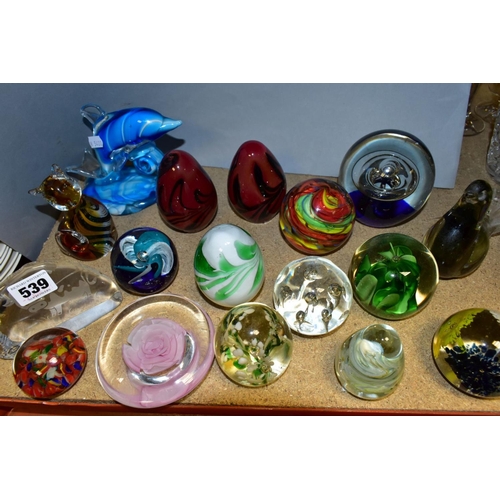 539 - SEVENTEEN VARIOUS PAPERWEIGHTS, to include a SDS Shengdao crystal etched 'Cow' paperweight, an Alum ... 