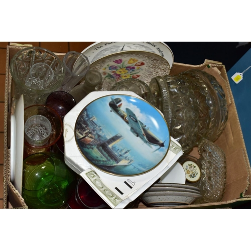 555 - THREE BOXES AND LOOSE OF MISCELLANEOUS GLASS AND CERAMICS, including a boxed Wedgwood Alec Gibson MB... 