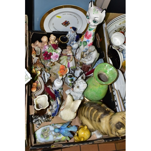 555 - THREE BOXES AND LOOSE OF MISCELLANEOUS GLASS AND CERAMICS, including a boxed Wedgwood Alec Gibson MB... 