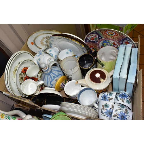 555 - THREE BOXES AND LOOSE OF MISCELLANEOUS GLASS AND CERAMICS, including a boxed Wedgwood Alec Gibson MB... 