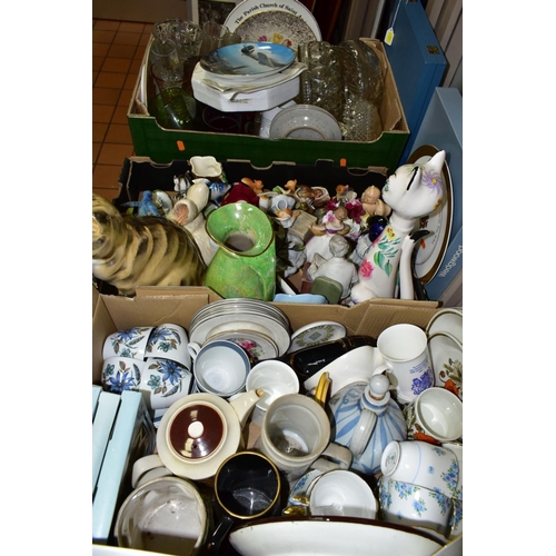 555 - THREE BOXES AND LOOSE OF MISCELLANEOUS GLASS AND CERAMICS, including a boxed Wedgwood Alec Gibson MB... 