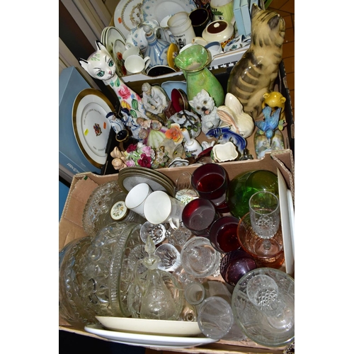 555 - THREE BOXES AND LOOSE OF MISCELLANEOUS GLASS AND CERAMICS, including a boxed Wedgwood Alec Gibson MB... 