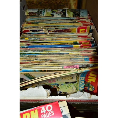 600 - MAGAZINES, a large collection of approximately two hundred and twenty five issues of Look & Learn, i... 