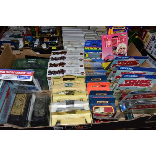 633 - A QUANTITY OF BOXED AND UNBOXED MODERN DIECAST VEHICLES AND PLASTIC KITS, to include Corgi Classics,... 